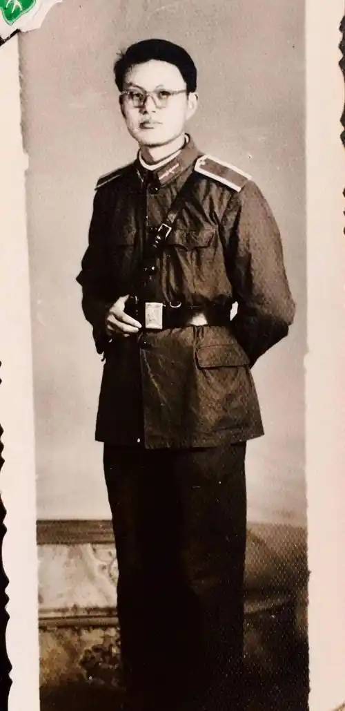 翻开父亲60年前的老相册,我认识了这些英姿勃勃的青年军官_照片_战友