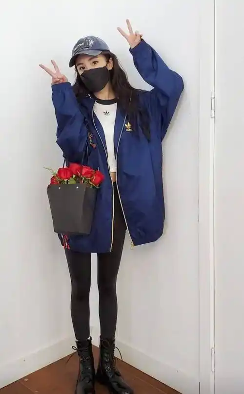 原创杨幂最新穿搭减龄小合集快看下她是怎么穿的轻松get