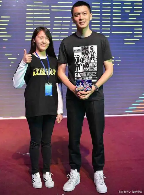 杨鸣,这位年轻帅气的辽宁男篮主教练,不仅在篮球场上展现出出色的领导