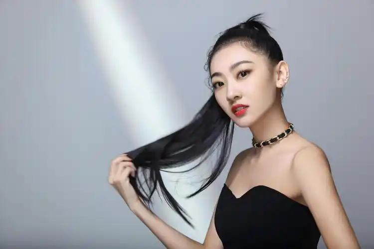 个人照新华网:参加真人秀真人秀《32夜》时因开朗的性格迅速和其他