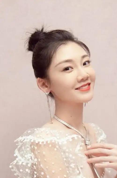 演员苗苗的真实姓名,歌手苗苗个人简历,本文共(4006字)