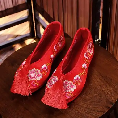 秀和服配的鞋中式婚鞋上轿布鞋红色龙凤新娘秀禾鞋平底女结婚服