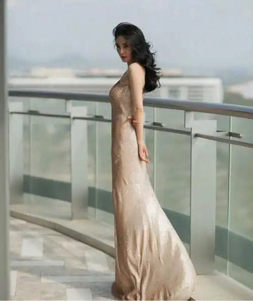 上身修身的设计十分显身材,杨幂本人的身材就特别好,胸大腰细腿又长