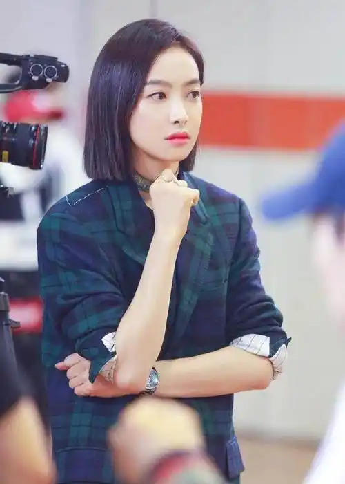 原创31岁宋茜变化真大,剪齐肩短发嫩回19岁,网友:这衣服太会穿了