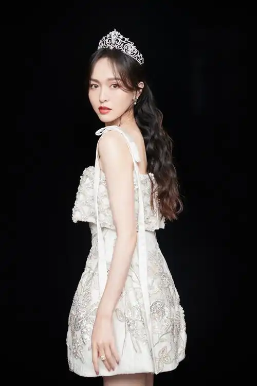 唐嫣莱绅通灵王室珠宝王后归来活动