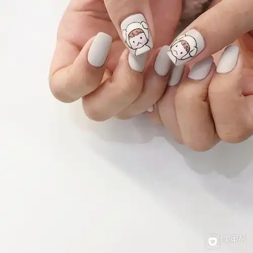 可爱灰色卡通方圆形美甲图片