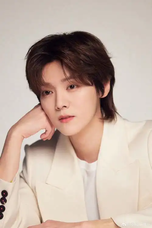 鹿晗清爽白西装#    鹿晗工作侧拍花絮来啦~白色西装清爽帅气  甘受