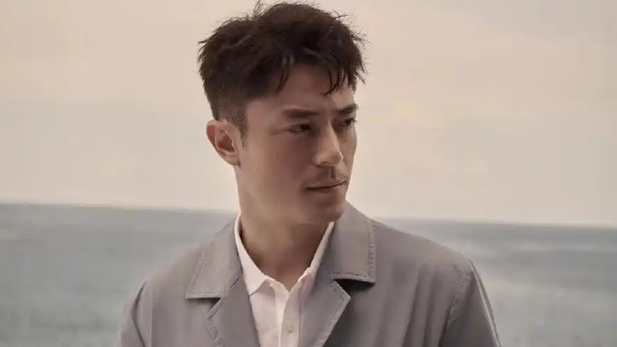 电脑壁纸 明星 大陆明星 霍建华成熟帅气的西装写真