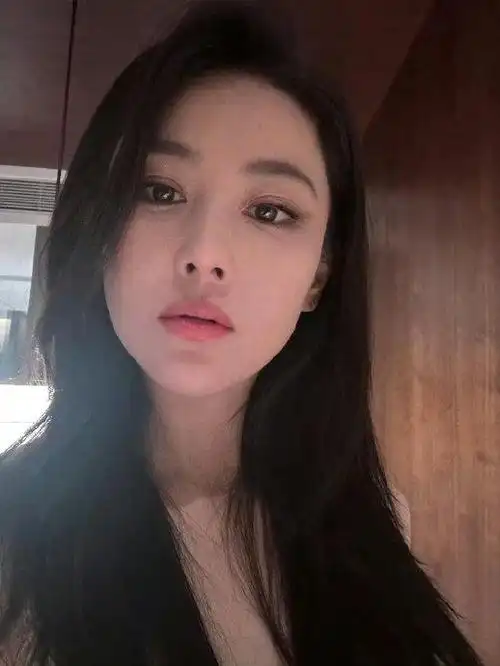 张馨予自拍:假睫毛与素颜魅力并存