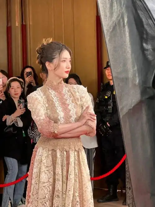 江疏影钩花蕾丝长裙##江疏影活动状态#@江疏影今日出席活动造泻好