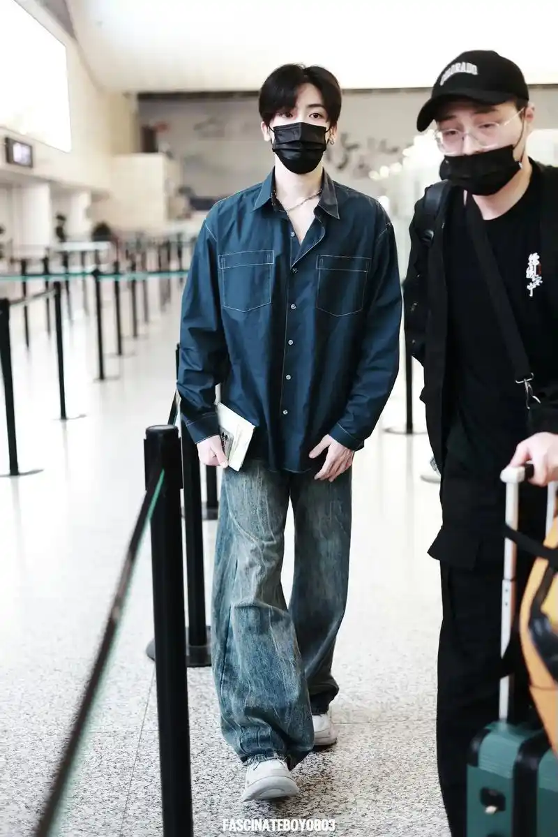 15机场图!顺毛好乖啊!(cr:水印)#侯明昊 #视觉盛 - 抖音