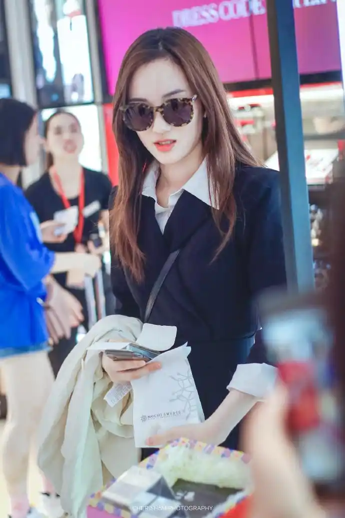 中戏大二学生赵嘉敏现身机场,皮肤白到发光,笑起来真的好甜!