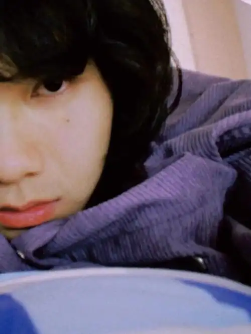 两年前的生日相片丨妹妹头的男生