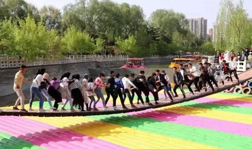 免费体验大泉州首家网红摇摆桥玩三天三夜都不过瘾