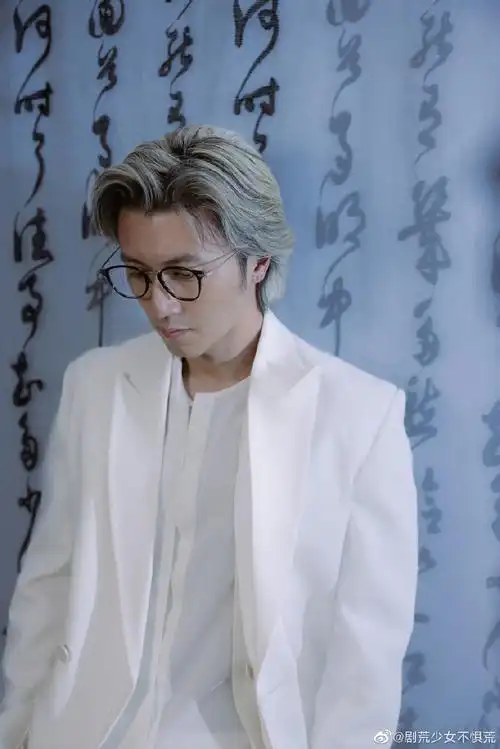 《海关战线》主演出席上影节红毯,谢霆锋身穿白色西装帅气十足,接受