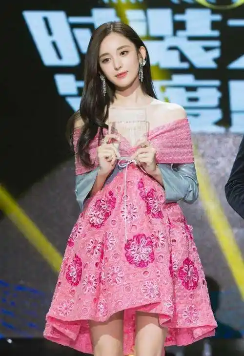 张翰现任女友古力娜扎华丽变身粉色长裙不输前任郑爽