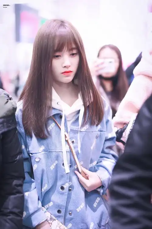 鞠婧祎穿蓝色外套现身机场,皮肤白皙面带微笑