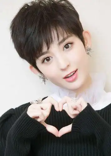 方脸的妹子大多五官比较立体 棱角分明 很适合下巴短发