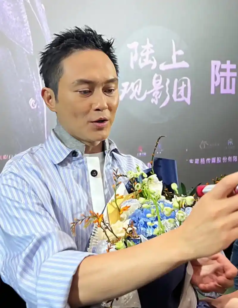 张智霖这个发型好显年轻啊,靓靓姐真是捡到宝了.