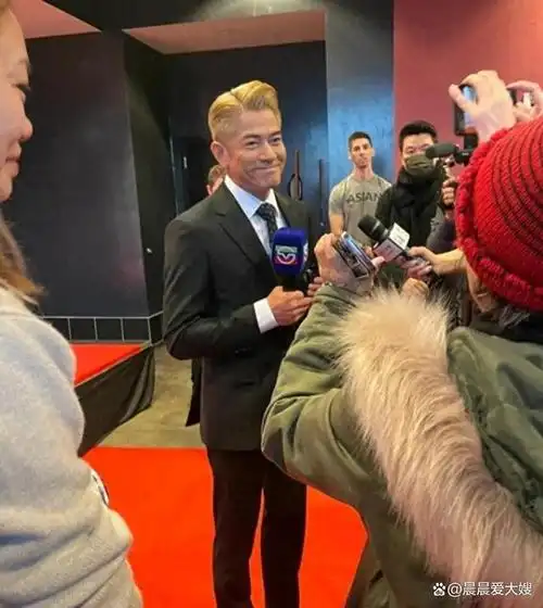 据他描述,许久不见的郭富城体重增加了,头上长满了黄毛的头发,脸上