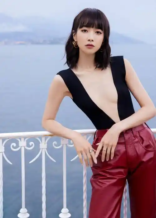 宋茜米兰看秀造型,黑色深v无袖上装搭配红色长裤性感十足,大秀好身材