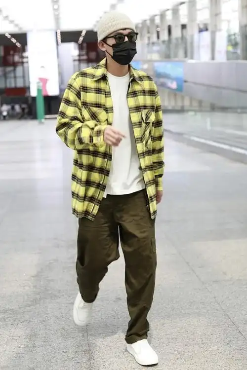 欧豪真够潮,格子衬衫 工装裤时髦感十足,配毛线帽有点看不懂?