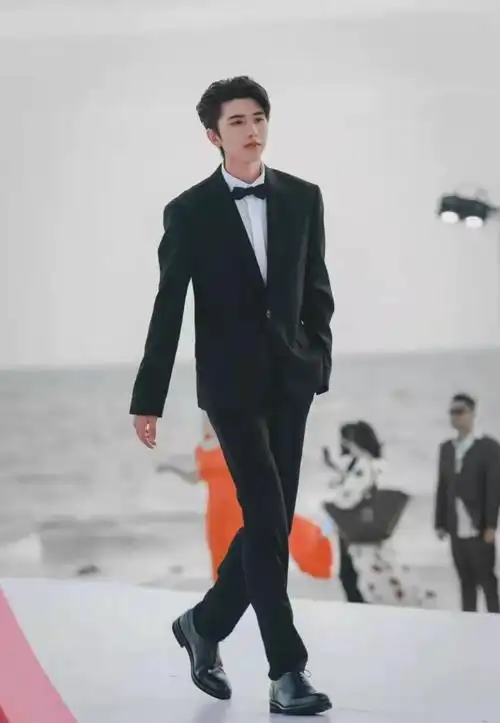 gq盛典男星抢风头贾乃亮拿鱼竿王嘉尔真空黄轩差点被浪刮走