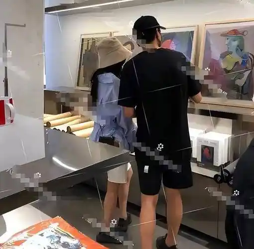 魏大勋杨幂春晚后台同框被曝光女方偷看男方魏大勋尴尬想离开