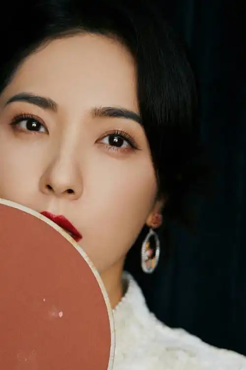 曾黎白色旗袍大片曝光 古典气质绝美