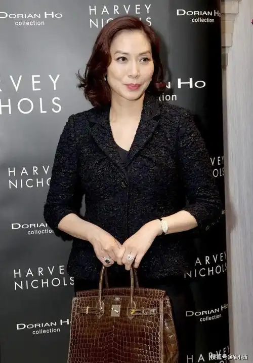 58岁的邝美云状态真好,穿黑色西装配蛇皮包,贵妇气质谁不爱?