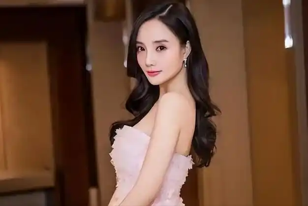 没想到,"做头发"事件才过去6年,李小璐就以"这种姿态"出现