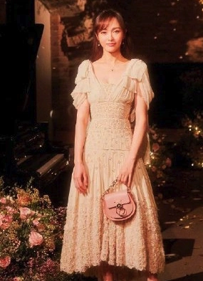 唐嫣怀孕了?小腹已隆起,紧握助理的手,为何被搀扶着走?