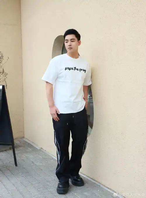 其实也是因为穿搭色系营造的  小个子男生直接照着穿就ok啦  当然