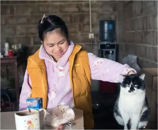 19年陕西小伙赴渝见网友得知她生活不能自理他的做法让人感动