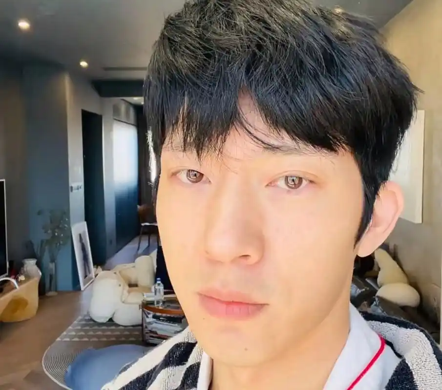 井柏然晒素颜照,偶像包袱碎一地,睡眼惺忪加上头发乱糟糟,男明星睡醒