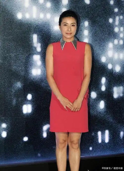 郭晶晶不愧是"千亿儿媳"!一袭露肩白裙配钻石包,美得自信从容