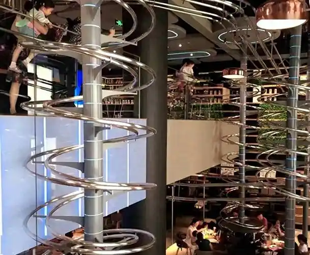 据悉,撒贝宁一家光顾的餐厅吃的是简易西餐,人均费用大约125元人民币.