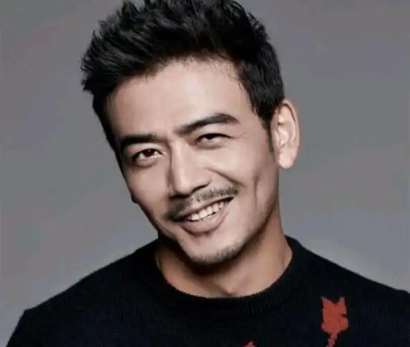 王凯是那种不笑稳重成熟高冷难以接近,一笑"妖气十足"让人惊掉下巴的