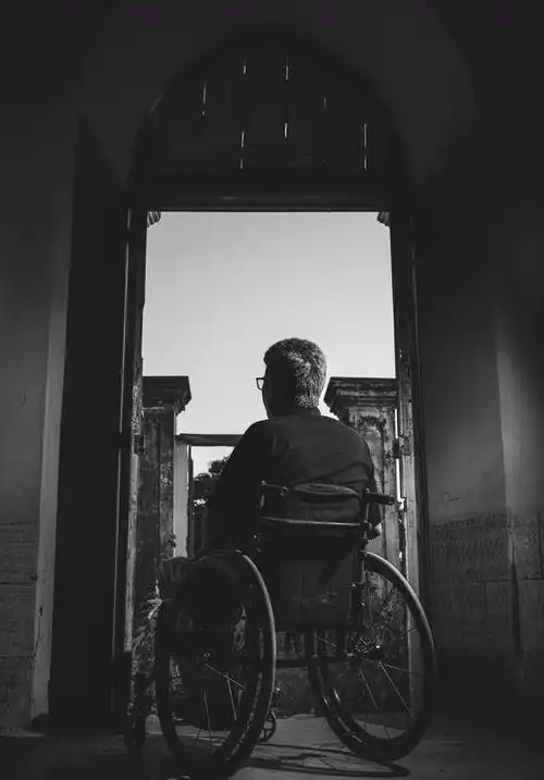 天空的乌云让心情变得压抑,孤独的背影与一只小鸟为伴,看着让人好生