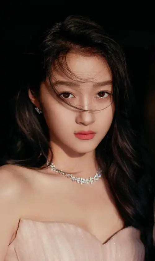 演员关晓彤,身材高挑,甜美伶俐,请看小美女的美照吧