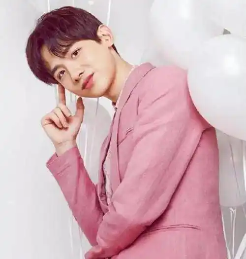 男明星穿起粉色西装真养眼!