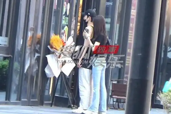 独家:赖冠霖和女友逛街 当街抱抱贴贴好亲昵