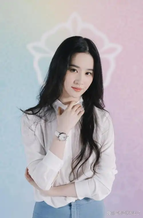 刘亦菲旅行也这么美,2万大衣配2千墨镜时髦高级,神仙姐姐上线