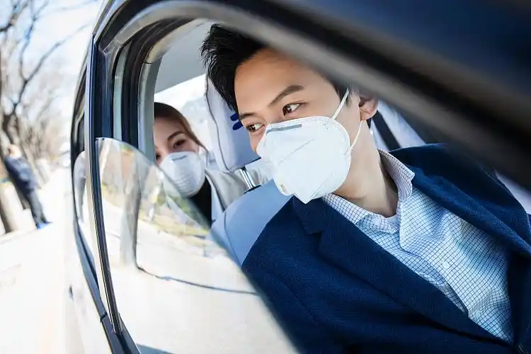 青年情侣戴口罩乘坐汽车图片下载