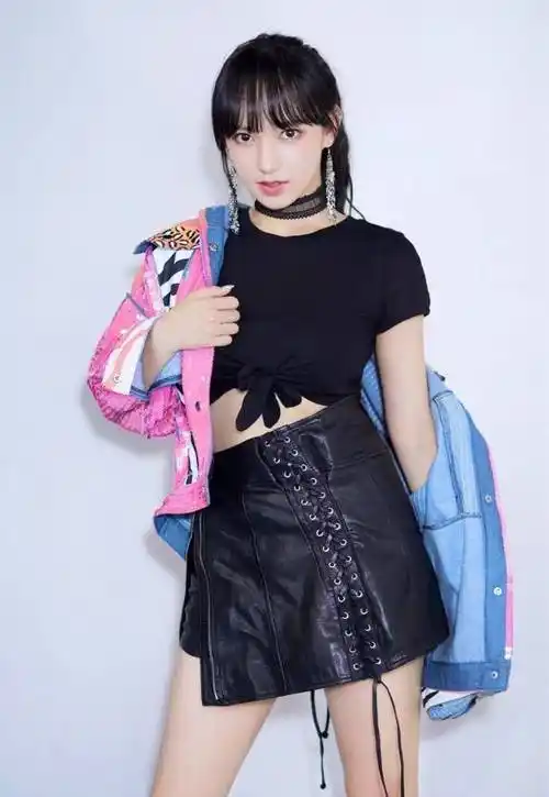 宇宙少女程潇"奶潇",日常穿搭尽秀好身材,这才是漫画系少女_时尚_黑色