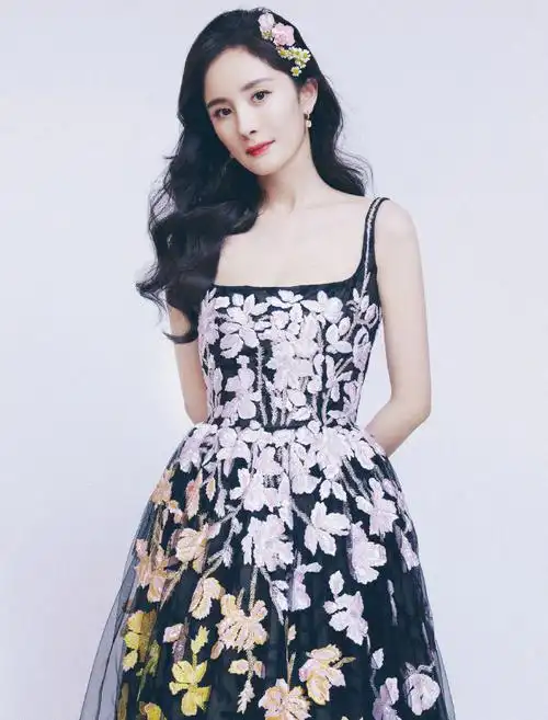 杨幂黑色鲜花礼服#杨幂今晚直播造型,一袭黑色鲜花礼服 ,黑纱裙缀满