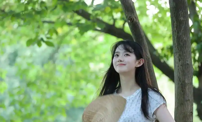 姜杉白色碎花连衣裙清纯少女形象_眼睛_皮肤_蒲扇