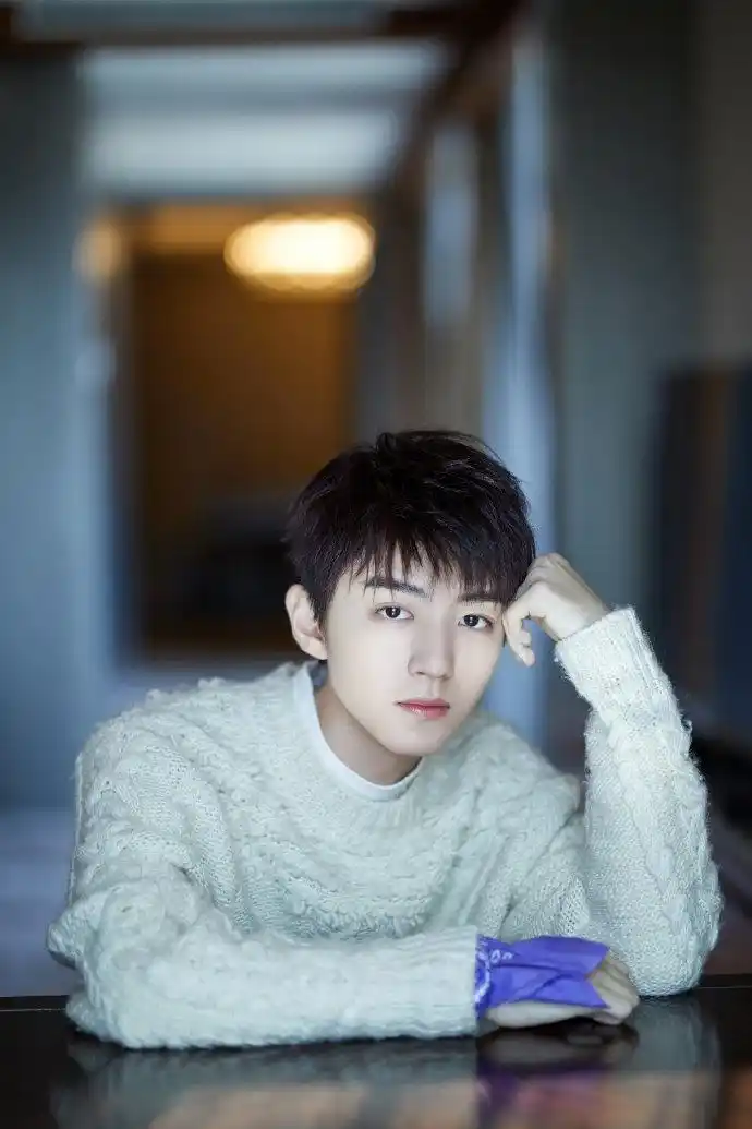 王俊凯着白色毛衣温润如玉新发型干净清爽帅气满满