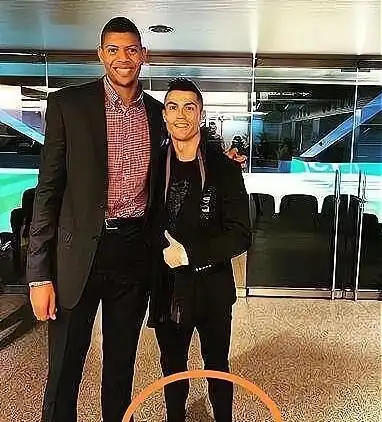 看以上这张帅照,与c罗这位国外男人实在是太高了,直接把身高187的c罗