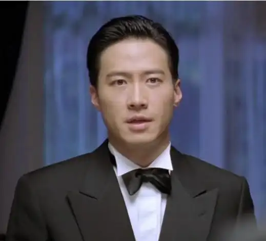 《少年赌神》中的高进,黎明弄了大背头,其实这个造型对他也很不错.